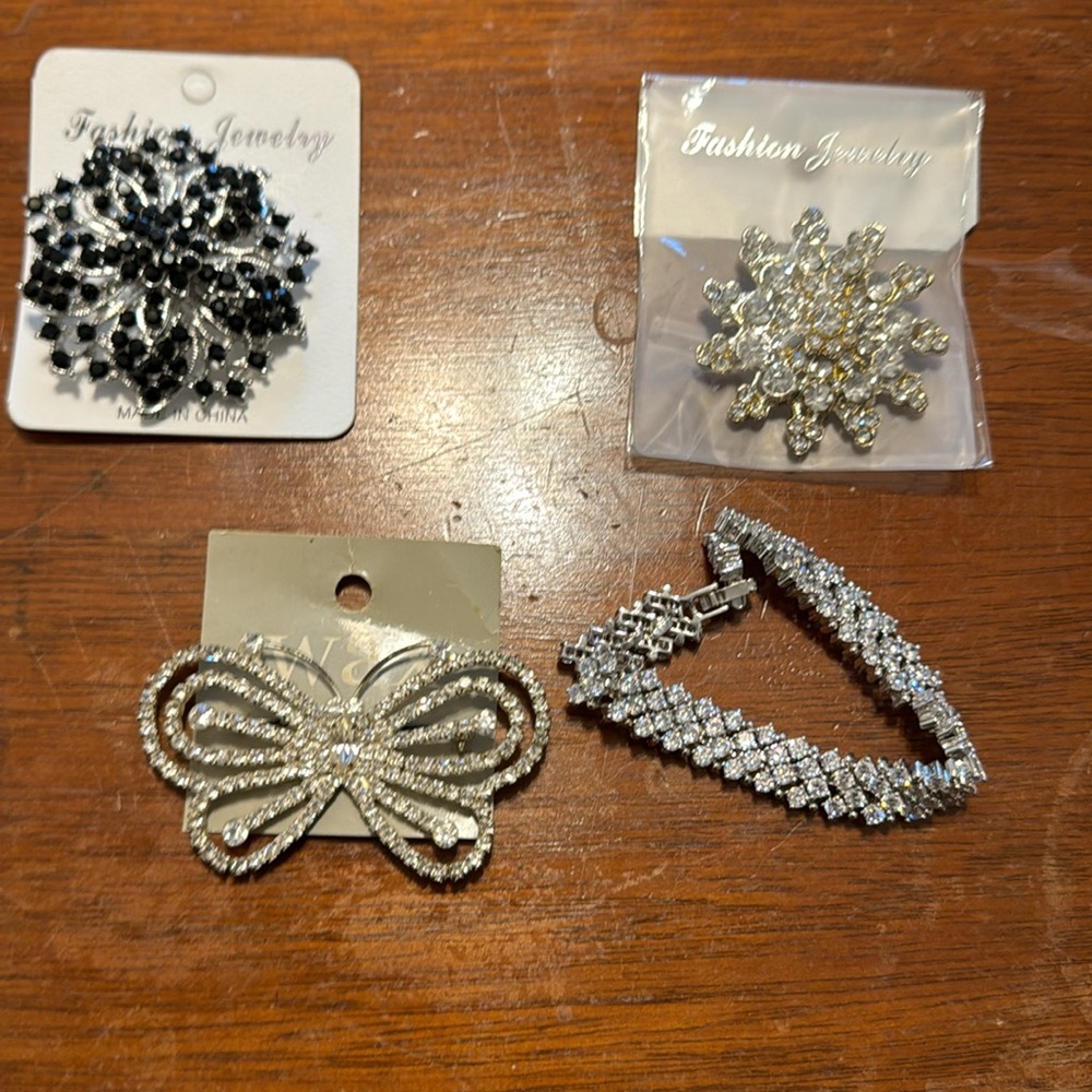 3 Brooches and bracelet